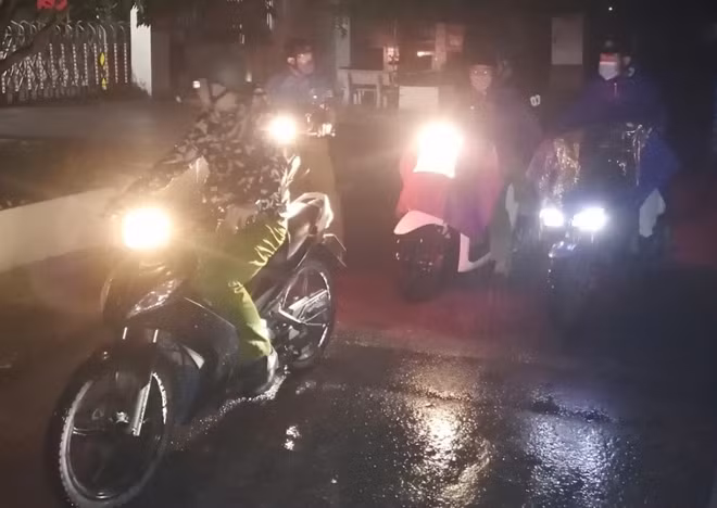 Những cán bộ đội mưa tuần tra kiểm soát bảo vệ tuyệt đối an toàn cuộc bầu cử trong đêm 23/5.