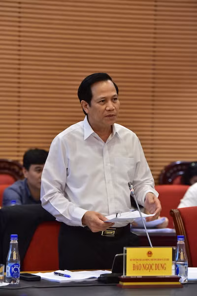 Bộ trưởng Bộ Lao động, Thương binh và Xã hội Đào Ngọc Dung phát biểu giải trình tại phiên họp.