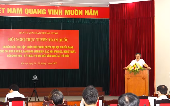 PGS.TS Nguyễn Viết Thông báo cáo chuyên đề tại hội nghị.