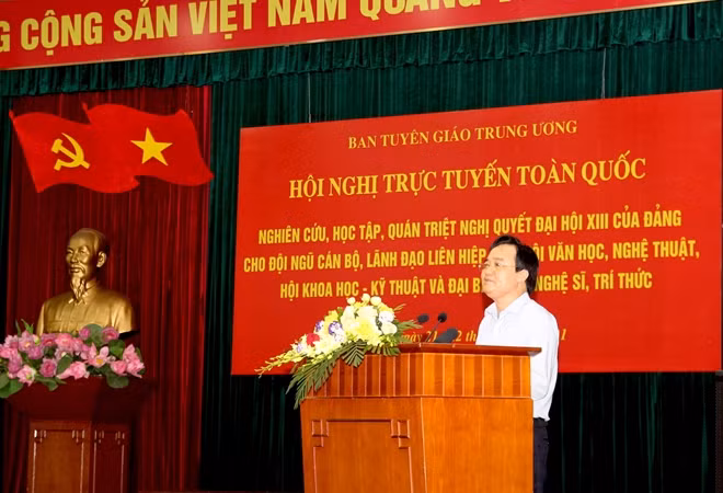 Phó Trưởng Ban Tuyên giáo Trung ương Phùng Xuân Nhạ phát biểu khai mạc hội nghị.