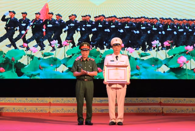 Trung tướng Phạm Quốc Cương trao Bằng khen của Thủ tướng tặng tập thể Trung đoàn.