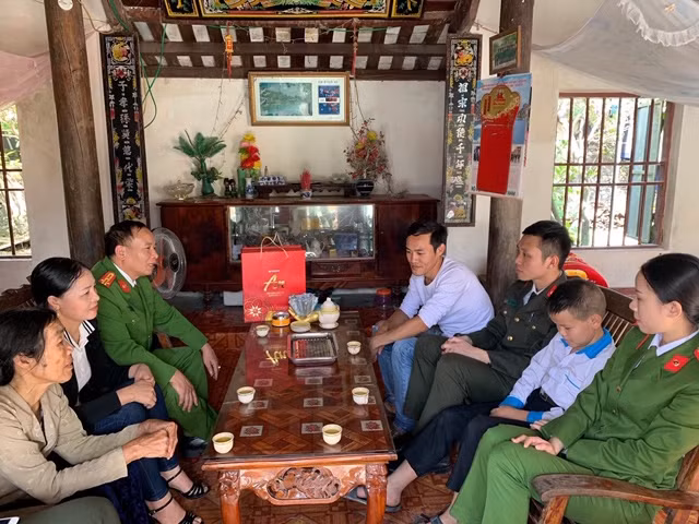 Nghĩa cử cao đẹp của Công an huyện Quỳnh Lưu và nhà hảo tâm chia sẻ khó khăn với hoàn cảnh của em Hiếu. Nghĩa cử cao đẹp của Công an huyện Quỳnh Lưu và nhà hảo tâm chia sẻ khó khăn với hoàn cảnh của em Hiếu.
