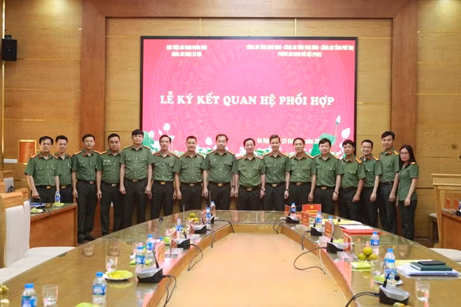 C Các đại biểu tại lễ ký kết.