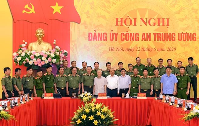 Tổng Bí thư, Chủ tịch nước Nguyễn Phú Trọng và Thủ tướng Chính phủ Nguyễn Xuân Phúc với các đại biểu dự hội nghị.