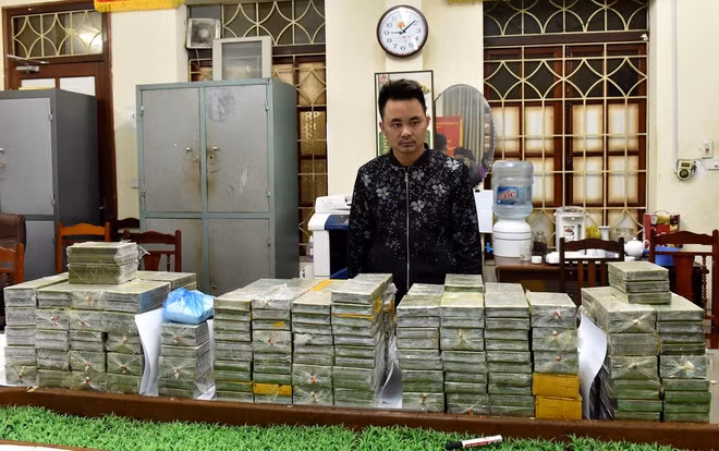 Đối tượng Trần Văn Thành và 288 bánh heroin bị thu giữ. Đối tượng Trần Văn Thành và 288 bánh heroin bị thu giữ.