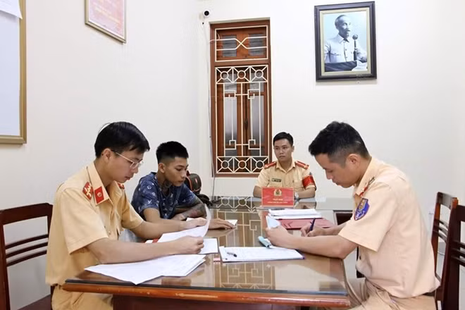 Lực lượng Công an làm việc với lái xe Nguyễn Văn Hoàng.