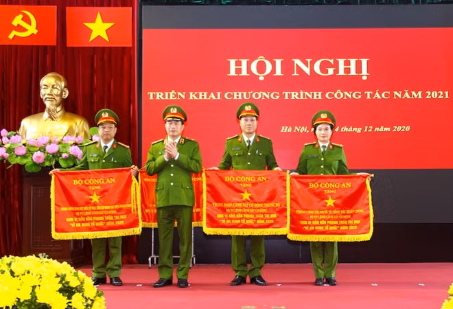 Thứ trưởng Lê Quốc Hùng trao Cờ thi đua xuất sắc của Bộ Công an tặng các tập thể.