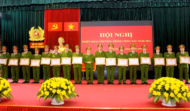 Trung tướng Phạm Quốc Cương trao danh hiệu Quyết thắng tặng các tập thể.