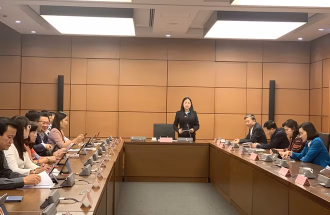 Các đại biểu thảo luận tại tổ, chiều 25/3.