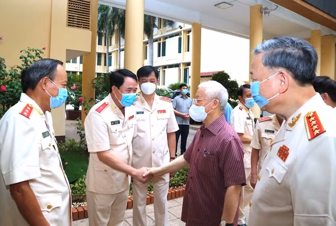 Tổng Bí thư Nguyễn Phú Trọng với các đồng chí lãnh đạo Bộ Công an