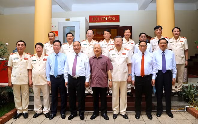 Tổng Bí thư Nguyễn Phú Trọng, Chủ tịch nước Nguyễn Xuân Phúc, Thủ tướng Chính phủ Phạm Minh Chính với các đại biểu tham dự hội nghị.