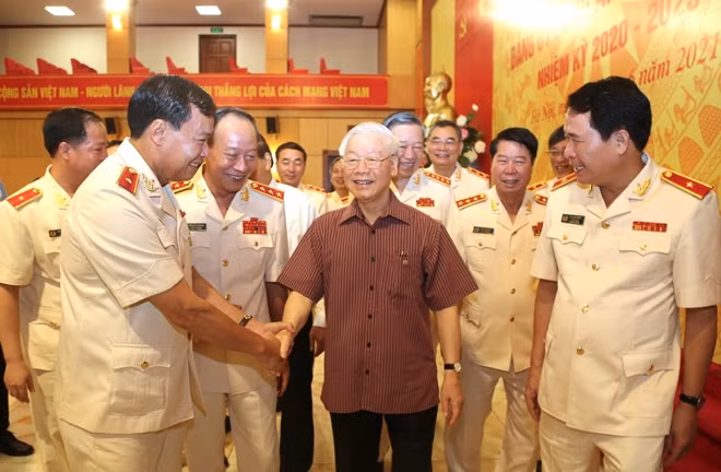 Tổng Bí thư Nguyễn Phú Trọng với các đại biểu tham dự hội nghị.