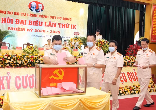 Các đại biểu bỏ phiếu bầu Ban Chấp hành Đảng bộ Bộ Tư lệnh CSCĐ nhiệm kỳ 2020 - 2025.