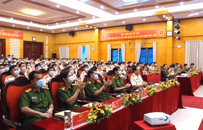 Thứ trưởng Lê Quốc Hùng với các đại biểu tham dự đại hội.