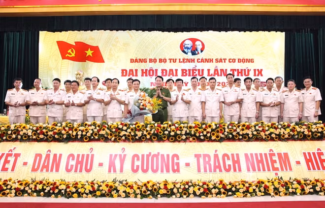 Thứ trưởng Lê Quốc Hùng tặng hoa chúc mừng Ban Chấp hành Đảng bộ Bộ Tư lệnh CSCĐ nhiệm kỳ mới.