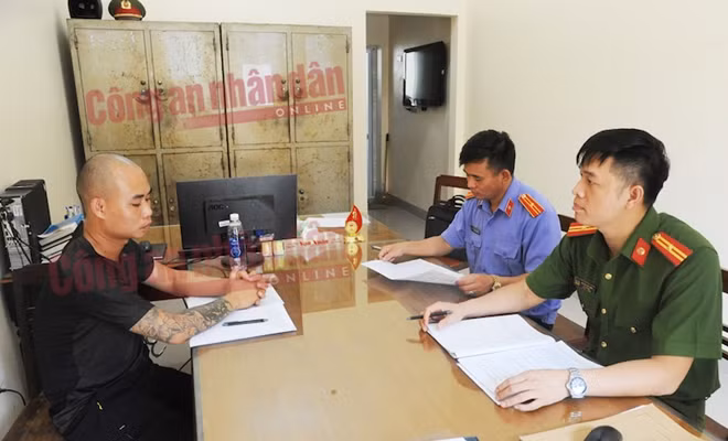 Cán bộ Công an lấy lời khai đối tượng Tú.