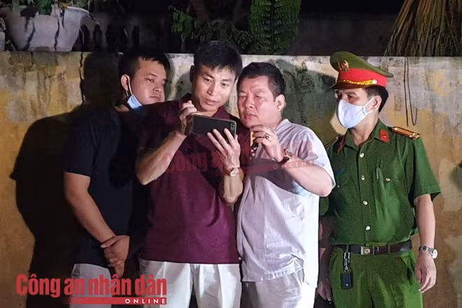 Đại tá Bùi Đức Hải, Giám đốc Công an tỉnh Thái Nguyên (thứ hai từ phải sang) có mặt tại hiện trường chỉ đạo các lực lượng điều tra vụ án, tối 27/8.