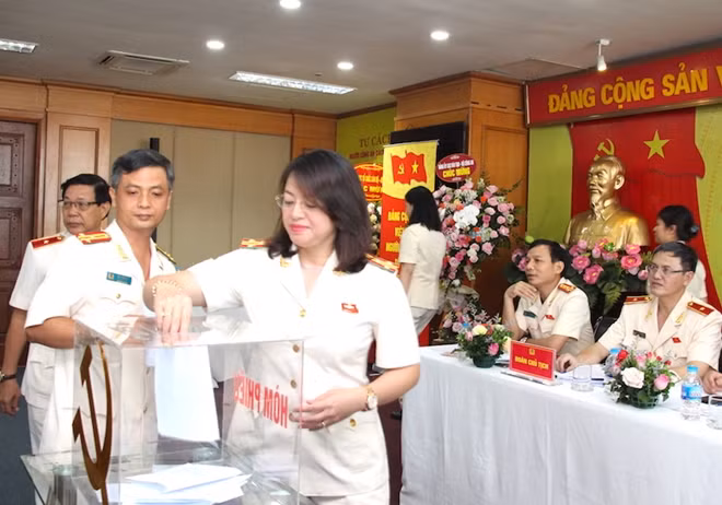 Các đại biểu bỏ phiếu bầu Ban Chấp hành Đảng bộ Cơ quan UBKT Đảng ủy Công an Trung ương nhiệm kỳ mới.