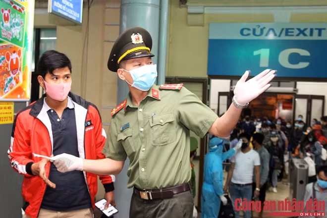Trung tá Chu Nhất Lâm, Đại úy Dương Minh Phương tận tình chỉ dẫn cho các hành khách hướng đi đến toa gần nhất.