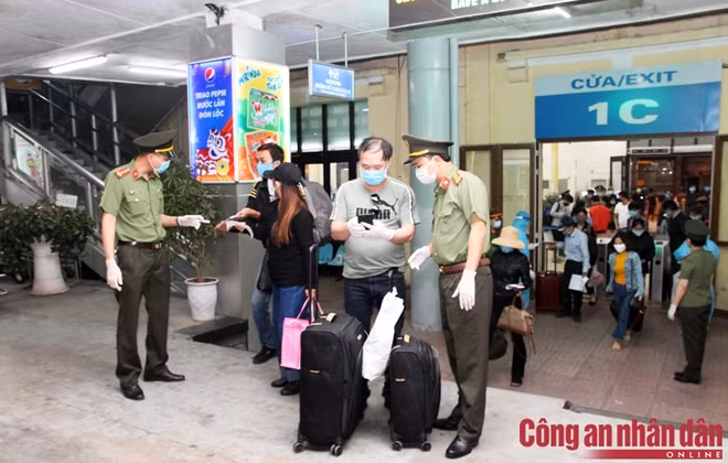 Lực lượng Công an trở thành "người dẫn đường" cho hành khách đi tàu.