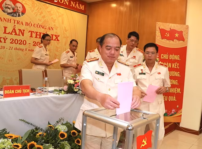 Đại biểu bỏ phiếu bầu Ban Chấp hành Đảng bộ Thanh tra Bộ nhiệm kỳ 2020 - 2025.