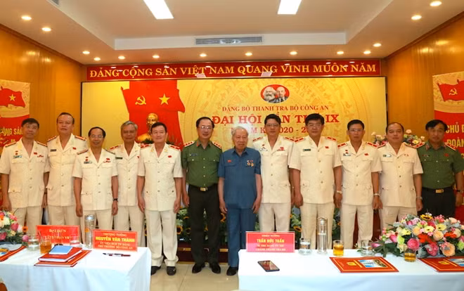 Thứ trưởng Nguyễn Văn Thành với các đại biểu tham dự đại hội.