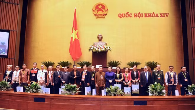 Chủ tịch Quốc hội Nguyễn Thị Kim Ngân và Phó Chủ tịch Thường trực Quốc hội Tòng Thị Phóng đã tặng quà cho các đại biểu.
