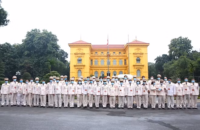 Đoàn đại biểu CAND chụp ảnh lưu niệm trước Phủ Chủ tịch.