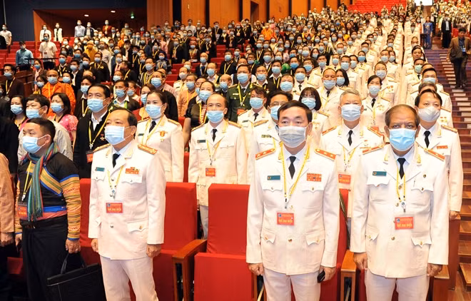 Các đại biểu làm lễ chào cờ.