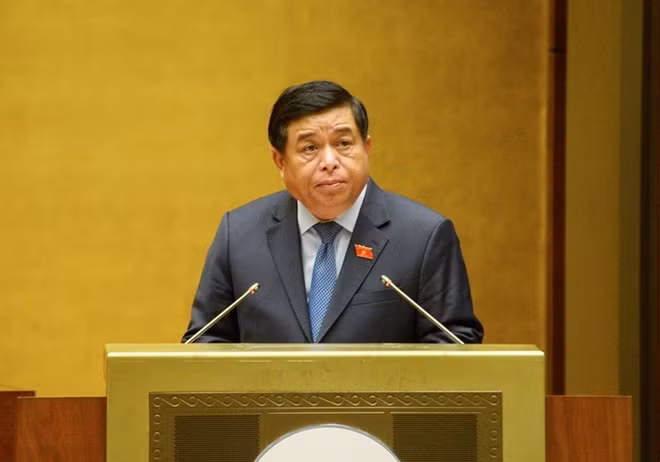 Bộ trưởng Bộ Kế hoạch và Đầu tư Nguyễn Chí Dũng trình bày báo cáo.