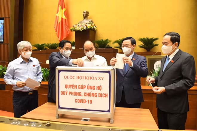 Lãnh đạo Đảng, Nhà nước và các đại biểu tham gia ủng hộ Quỹ vaccine tại lễ phát động.