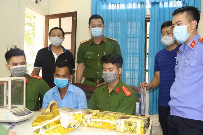 Thượng tá Nguyễn Đức Cường, Trưởng Công an TP Vinh (đứng hàng sau, ở giữa) chỉ đạo các lực lượng phối hợp bắt giữ đối tượng Lầu Bá Của.