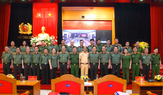 Thứ trưởng Nguyễn Văn Thành với các đại biểu tham dự hội nghị.