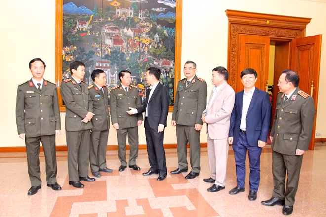 Đồng chí Võ Văn Thưởng trao đổi với các đại biểu tại hội nghị.