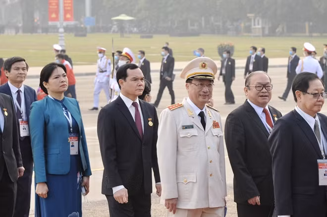 Thượng tướng Nguyễn Văn Thành, Ủy viên Trung ương Đảng, Thứ trưởng Bộ Công an cùng Đoàn đại biểu vào Lăng viếng Chủ tịch Hồ Chí Minh.