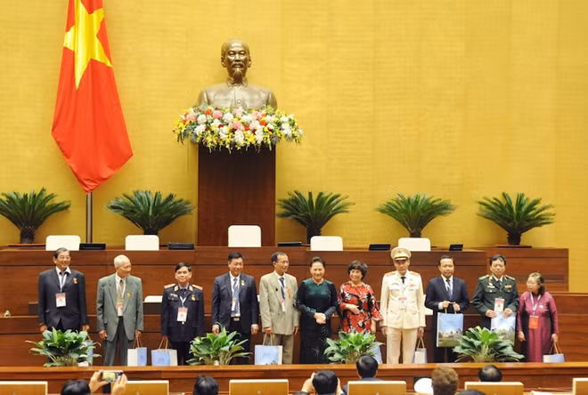Chủ tịch Quốc hội Nguyễn Thị Kim Ngân tặng quà cho các đại biểu tham dự buổi gặp mặt.