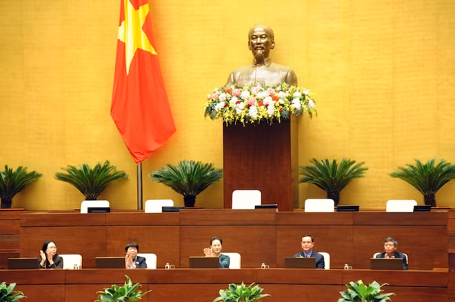 Chủ tịch Quốc hội và các đồng chí lãnh đạo chủ trì buổi gặp mặt.