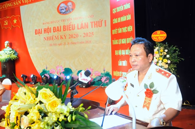 Trung tướng Mai Văn Hà trình bày dự thảo Báo cáo chính trị tại đại hội.