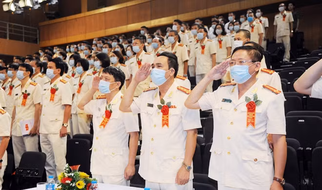 Các đồng chí lãnh đạo, đại biểu làm lễ chào cờ.