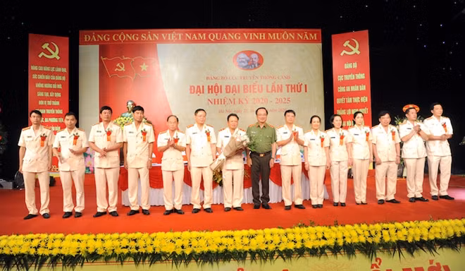 Thứ trưởng Nguyễn Văn Thành tặng hoa chúc mừng Ban Chấp hành Đảng bộ Cục Truyền thông CAND nhiệm kỳ 2020 - 2025.
