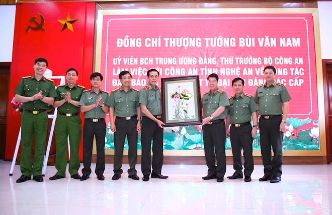 Thứ trưởng Bùi Văn Nam trao bức tranh lưu niệm tặng Ban Giám đốc Công an tỉnh Nghệ An.