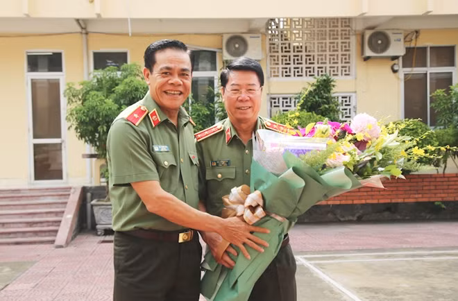Thiếu tướng Võ Trọng Hải, Giám đốc Công an tỉnh Nghệ An trao bó hoa tươi thắm tặng Thứ trưởng Bùi Văn Nam.