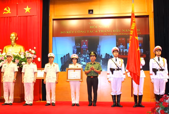 Thừa ủy quyền của lãnh đạo Đảng, Nhà nước, Thứ trưởng Trần Quốc Tỏ trao Huân chương Chiến công hạng Ba tặng tập thể Phòng Tham mưu An ninh, Văn phòng Bộ Công an.