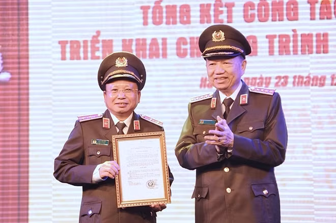 Thừa ủy quyền của Thủ tướng Chính phủ, Bộ trưởng Tô Lâm đã trao Bằng khen của Thủ tướng Chính phủ tặng Cục Truyền thông CAND vì đã có thành tích xuất sắc trong công tác thông tin, tuyên truyền phòng chống dịch COVID-19.