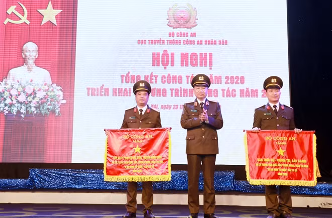 Bộ trưởng Tô Lâm đã tặng Cờ thi đua xuất sắc của Bộ Công an tặng Ban Thời sự - Chính trị, Báo CAND và Ban Đạo diễn và quay phim, Truyền hình CAND.
