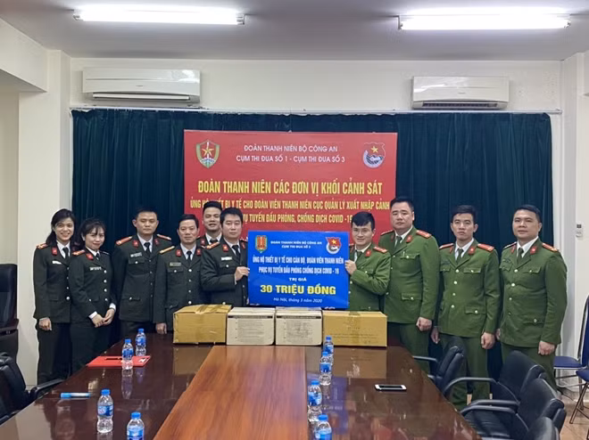 Tuổi trẻ khối Cảnh sát ủng hộ vật tư y tế cho Cục Quản lý xuất nhập cảnh, Bộ Công an.