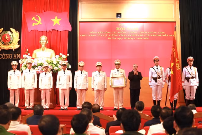 Thường trực Ban Bí thư Trần Quốc Vượng trao Huân chương Lao động hạng Ba tặng Thanh tra Bộ Công an.
