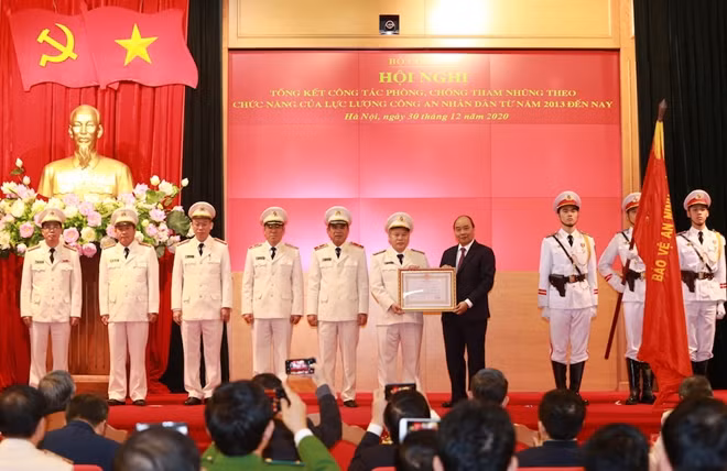 Thủ tướng Nguyễn Xuân Phúc trao Huân chương Lao động hạng Ba tặng Cục CSĐT tội phạm về tham nhũng, kinh tế, buôn lậu.
