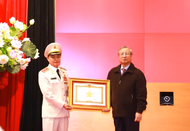 Thường trực Ban Bí thư Trần Quốc Vượng đã trao tặng danh hiệu Anh hùng lực lượng vũ trang nhân dân cho Trung tướng Phạm Quốc Cương, Tư lệnh Cảnh sát cơ động