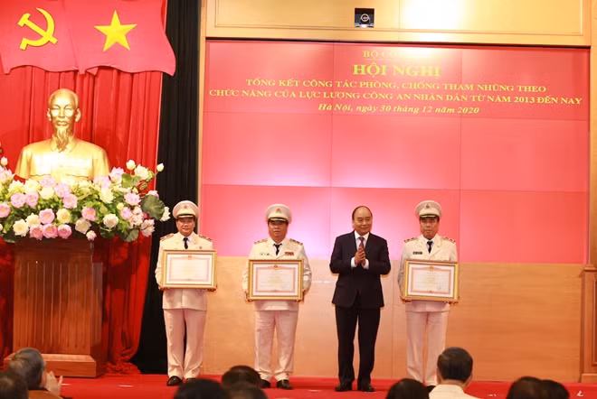 Thủ tướng Nguyễn Xuân Phúc trao Bằng khen của Thủ tướng Chính phủ tặng Cục An ninh điều tra; Trung tướng Nguyễn Đình Thuận, Cục trưởng Cục An ninh kinh tế và Thiếu tướng Nguyễn Văn Thuận, Giám đốc Công an TP Cần Thơ.